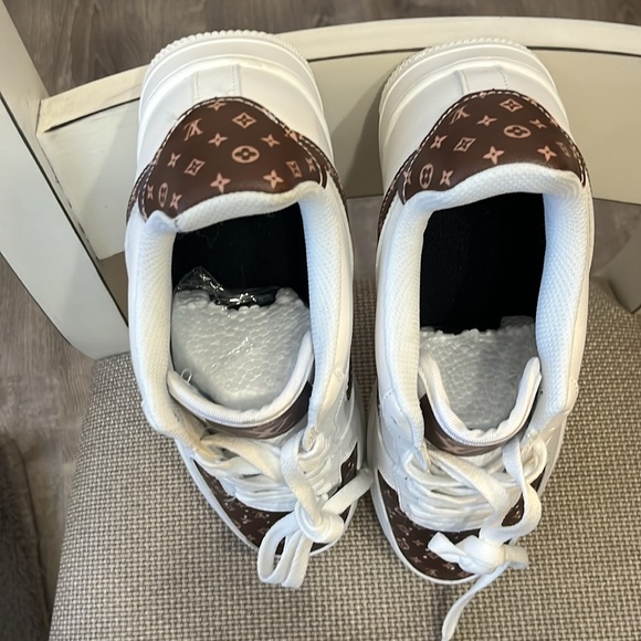 Universal sneakers men’s size 9 ladies size 11
Never worn , well made - Picture 9 of 10